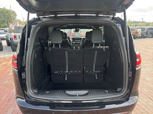 Used 2025 Chrysler Pacifica Limited FWD image 28