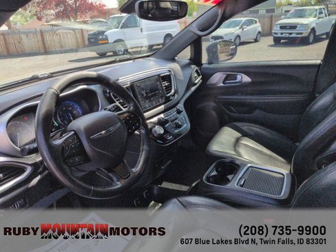 Used 2020 Chrysler Pacifica Touring-L Plus FWD image 13