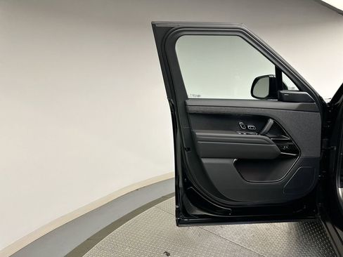 Used 2025 Land Rover Range Rover Sport image 7