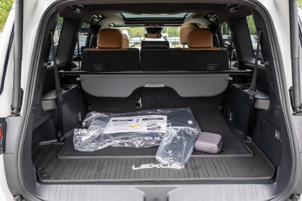 Used 2026 Lexus GX 550 w/ Accessory Package (2T) AWD/4WD image 32