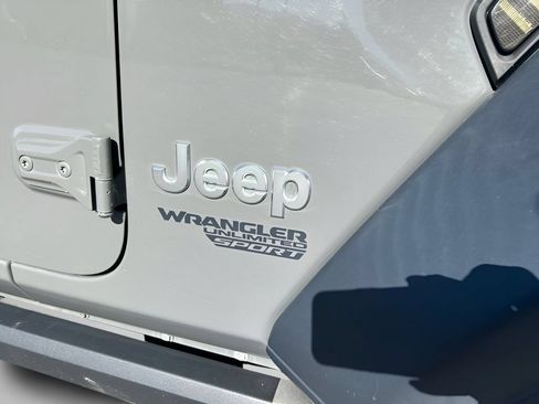 Used 2019 Jeep Wrangler Unlimited Sport S AWD/4WD image 13