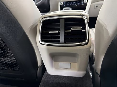 Used 2025 Genesis G70 2.5T image 33