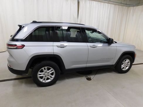 Used 2022 Jeep Grand Cherokee Laredo image 3