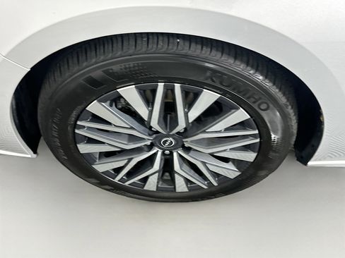 Used 2024 Nissan Altima 2.5 SV image 11