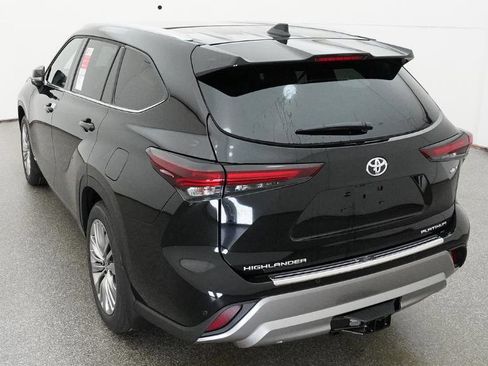 New 2026 Toyota Highlander Platinum image 5