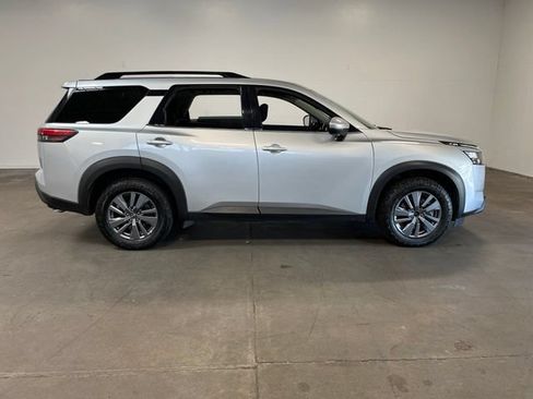 Used 2024 Nissan Pathfinder SV FWD image 2