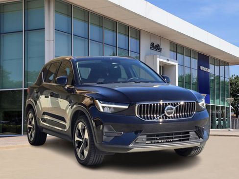 Used 2025 Volvo XC40 B5 Core image 2