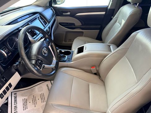 Used 2014 Toyota Highlander XLE image 6