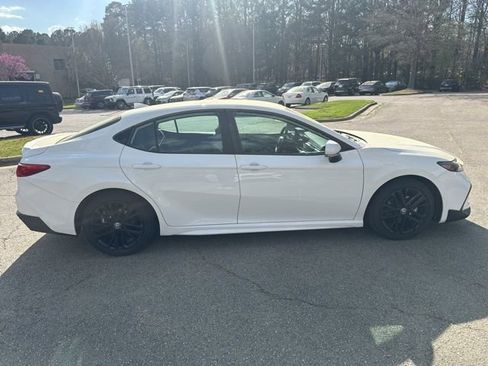 Used 2025 Toyota Camry SE w/ Convenience Package image 4