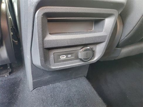 Used 2021 Volkswagen Tiguan SE image 31