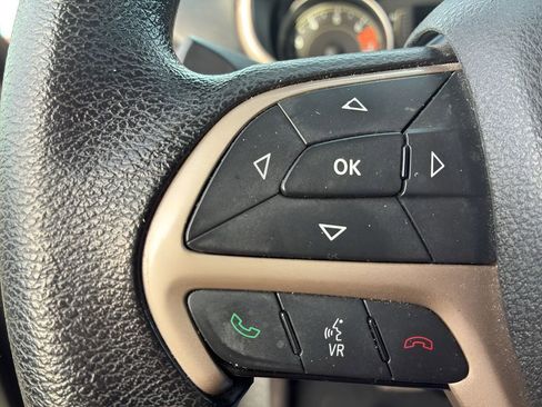 Used 2016 Jeep Cherokee Sport image 14