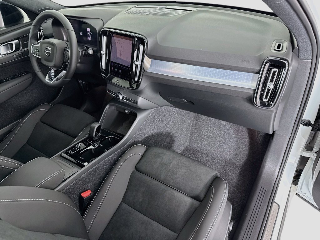 Used 2026 Volvo XC40 B5 Ultra w/ Climate Package AWD/4WD image 17