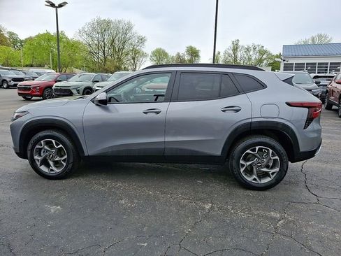 Used 2025 Chevrolet Trax LT FWD image 8