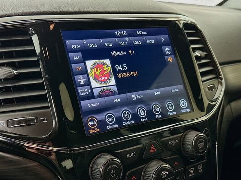 Certified 2022 Jeep Grand Cherokee Laredo X image 25