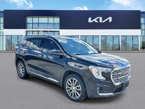 Used 2024 GMC Terrain Denali w/ Denali Premium Package AWD/4WD image 2