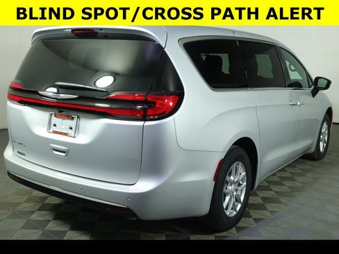 New 2026 Chrysler Pacifica Select image 8