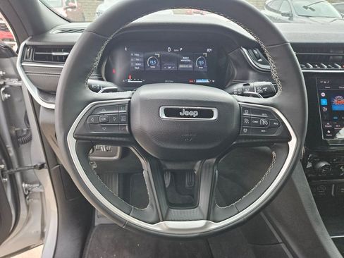 Used 2025 Jeep Grand Cherokee Altitude AWD/4WD image 18
