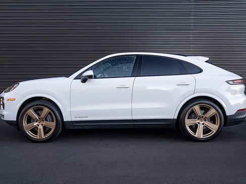 Certified 2025 Porsche Cayenne Coupe image 2