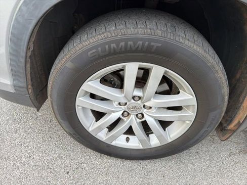 Used 2015 Toyota Highlander LE image 11