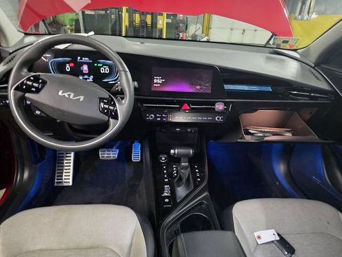 Used 2023 Kia Niro SX Touring FWD image 5