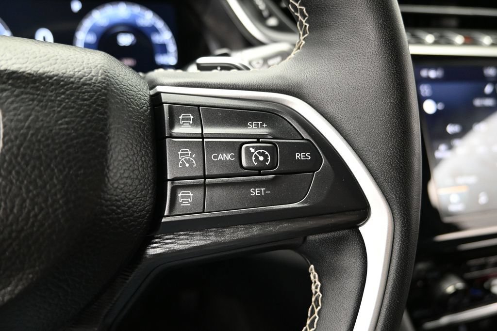 Used 2025 Jeep Grand Cherokee Altitude AWD/4WD image 27