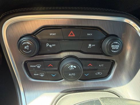 Used 2015 Dodge Challenger SXT w/ Driver Convenience Group RWD image 33