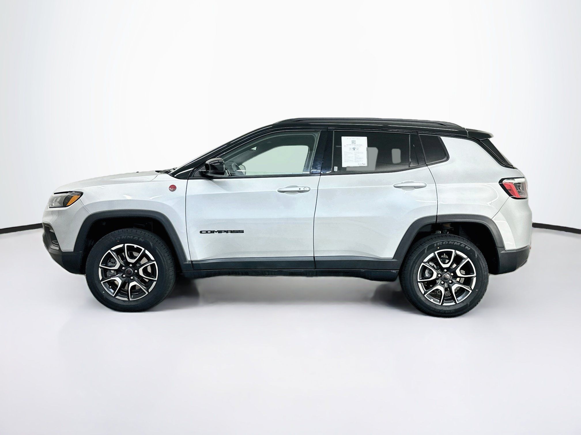 Used 2025 Jeep Compass Trailhawk AWD/4WD image 4
