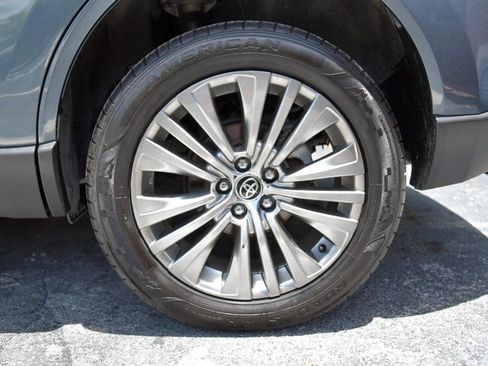 Used 2021 Toyota Venza XLE image 8