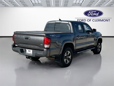 Used 2017 Toyota Tacoma TRD Sport image 7