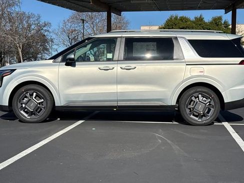 New 2026 Kia Carnival EX FWD image 10