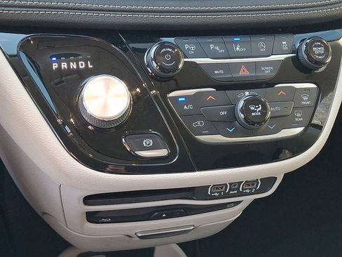 Used 2022 Chrysler Pacifica Touring-L w/ Uconnect Theater Family Group AWD/4WD image 15