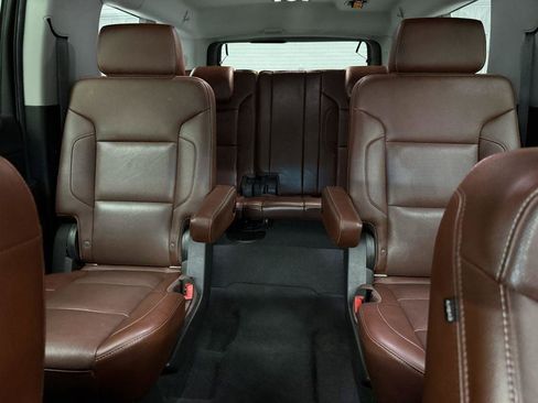 Used 2019 Chevrolet Suburban Premier w/ Premier Plus Edition AWD/4WD image 14