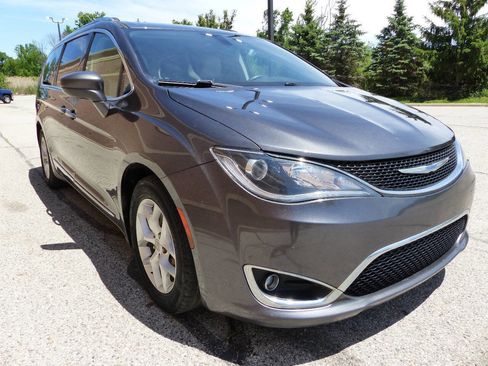 Used 2019 Chrysler Pacifica Touring-L Plus w/ Tire & Wheel Group FWD image 11