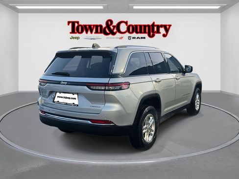 Used 2023 Jeep Grand Cherokee Laredo image 4