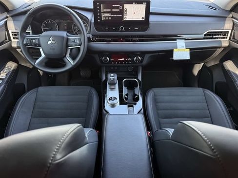 Used 2025 Mitsubishi Outlander SE FWD image 11