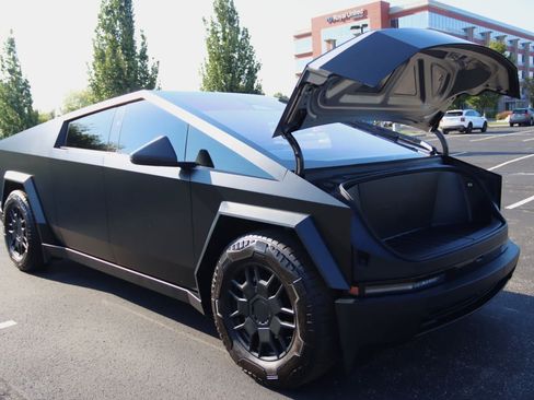Used 2024 Tesla Cybertruck AWD Crew Cab image 21
