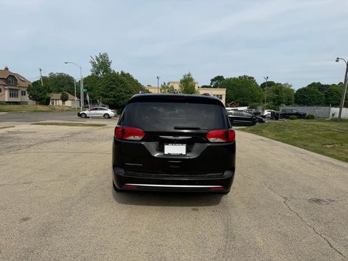Used 2018 Chrysler Pacifica Touring-L FWD image 6