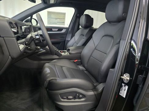 Certified 2025 Porsche Cayenne image 5