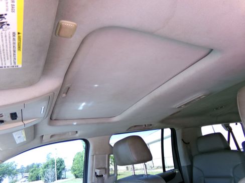 Used 2015 Chevrolet Suburban LTZ RWD image 3