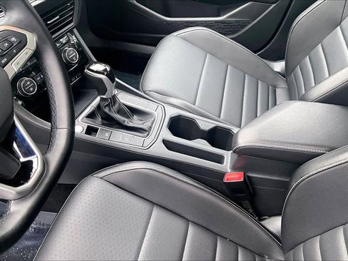 Used 2022 Volkswagen Jetta SE w/ Panoramic Sunroof Package FWD image 17
