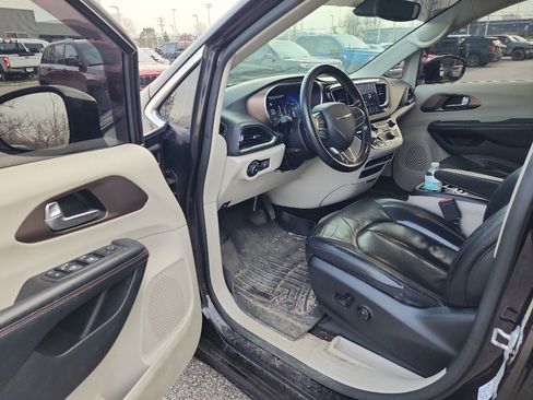 Used 2019 Chrysler Pacifica Touring-L Plus image 10