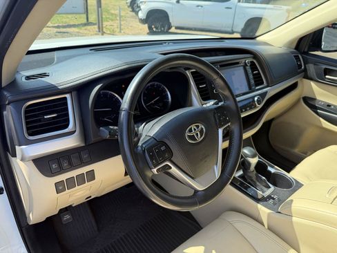 Used 2019 Toyota Highlander XLE FWD image 5