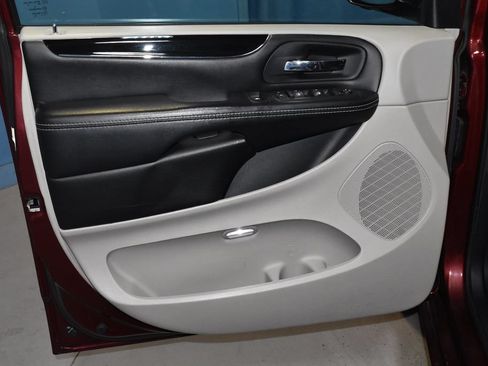 Used 2020 Dodge Grand Caravan SXT FWD image 4