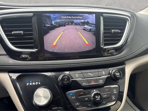 Used 2019 Chrysler Pacifica Limited FWD image 30