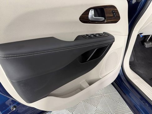 Used 2024 Chrysler Pacifica Limited image 25