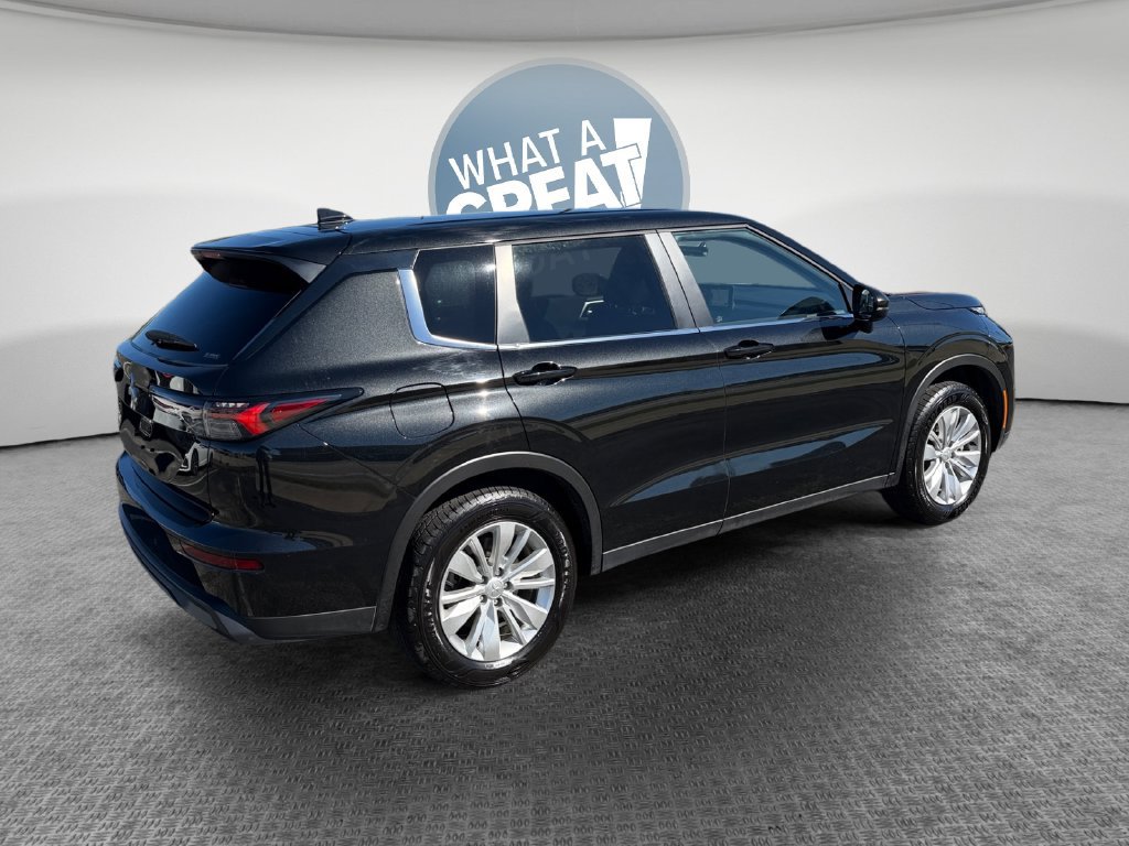 Used 2025 Mitsubishi Outlander ES AWD/4WD image 3