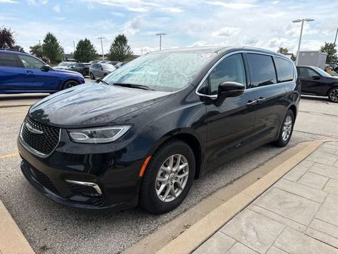 Used 2024 Chrysler Pacifica Touring-L FWD image 1