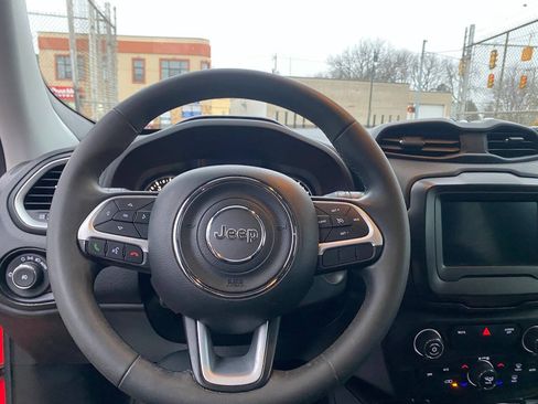 Used 2019 Jeep Renegade Latitude FWD image 18