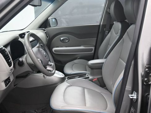 Used 2016 Kia Soul EV + FWD image 13