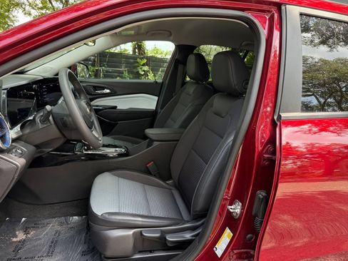 Used 2025 Chevrolet Trax LT FWD image 32